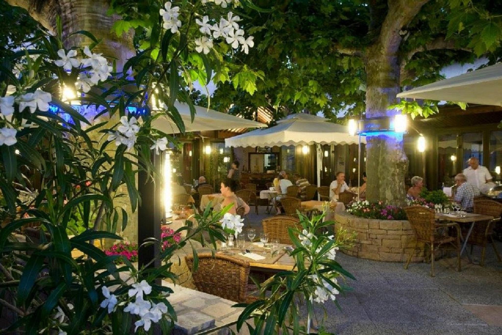 Logis Hotel Tante Yvonne & Son Restaurant Semi-Gastronomique - Lyon Nord Quincieux Exterior foto