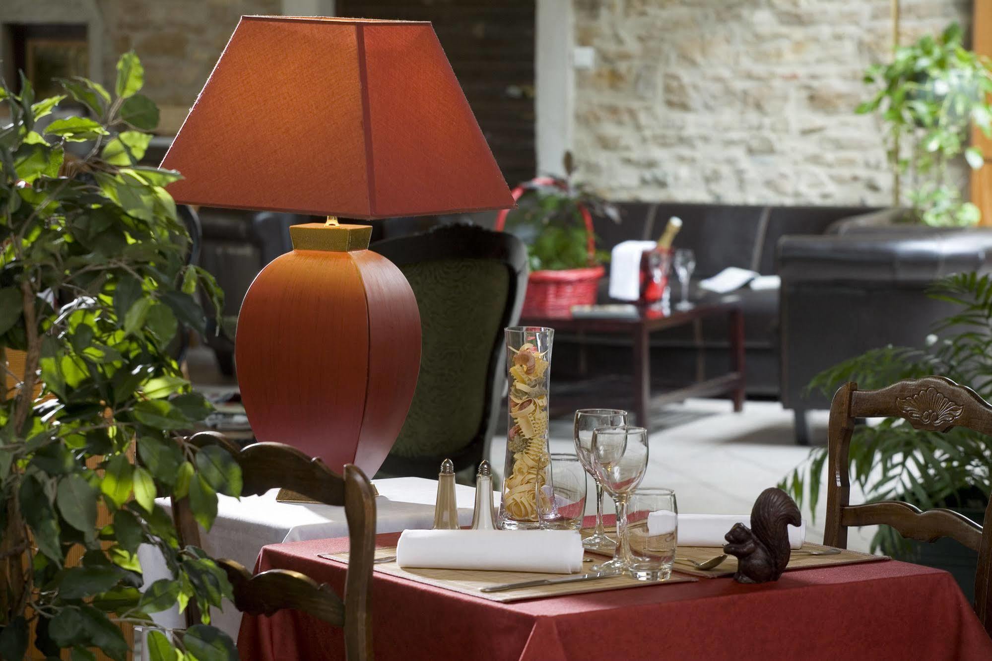 Logis Hotel Tante Yvonne & Son Restaurant Semi-Gastronomique - Lyon Nord Quincieux Exterior foto